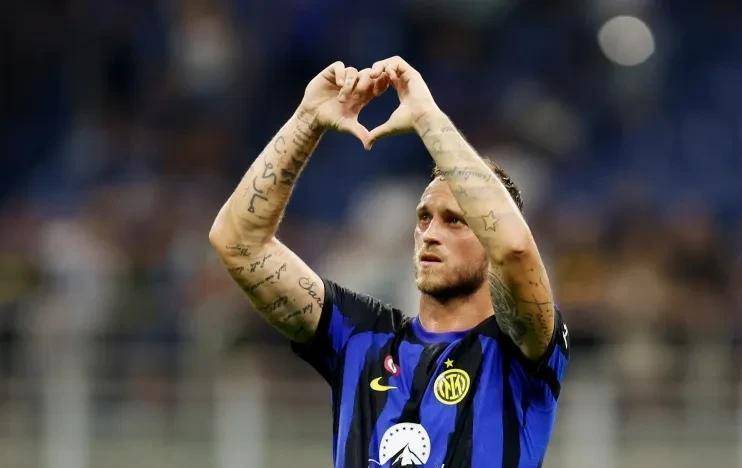 足坛一夜地震：曼联签约遭沙特挖角反击，穆帅欧冠再遇苦主！